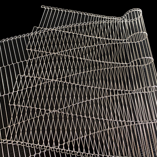 Stainless Steel Assembly Line Flat Flex Conveyor Belt Produces Chocolate